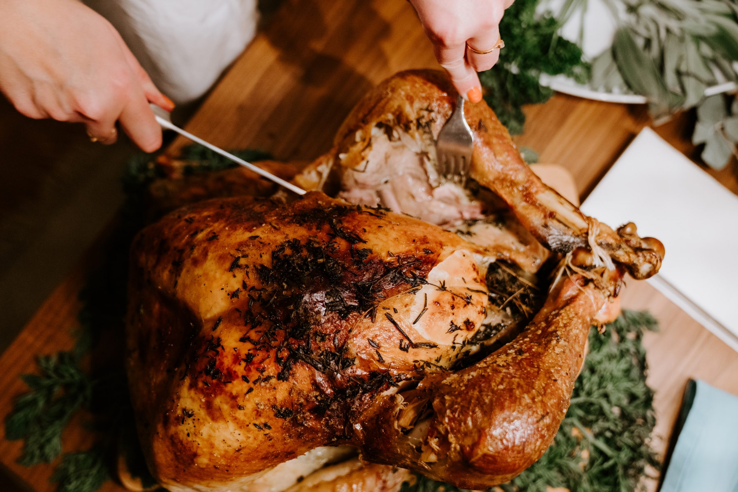 We round up the must have kitchen gadgets for cooking the ultimate roast dinner on or Sunday, or the all the trimmings Christmas dinner!